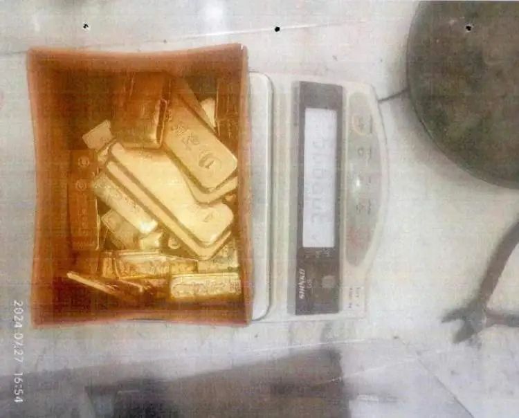 小树林里接头,一天背走2000多万元黄金!上海两人被判刑 小树林里接头,一天背走2000多万元黄金!上海两人被判刑