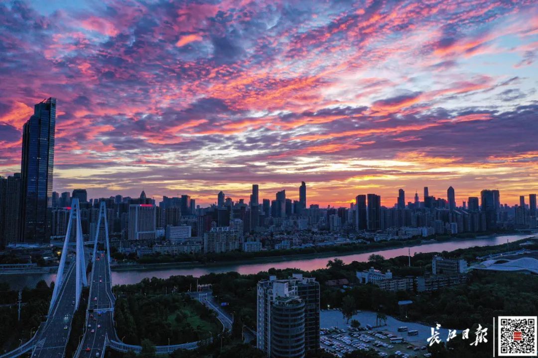 今早武汉上空骤然出现！不少网友直呼“世纪一幕”