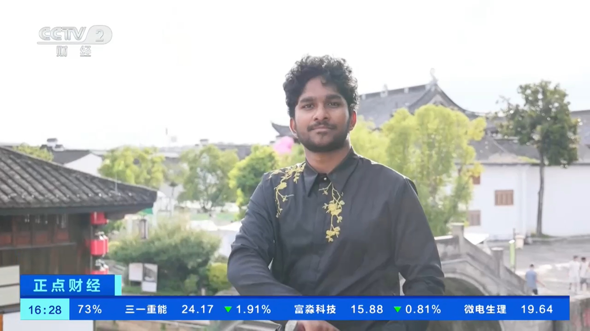 穿汉服逛古镇古村落 外国游客沉浸体验中国文化 穿汉服逛古镇古村落 外国游客沉浸体验中国文化