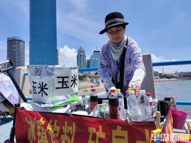 青岛栈桥附近,女孩落水挣扎起伏!57岁“玉米姐”跳海1分钟拽回 青岛栈桥附近,女孩落水挣扎起伏!57岁“玉米姐”跳海1分钟拽回