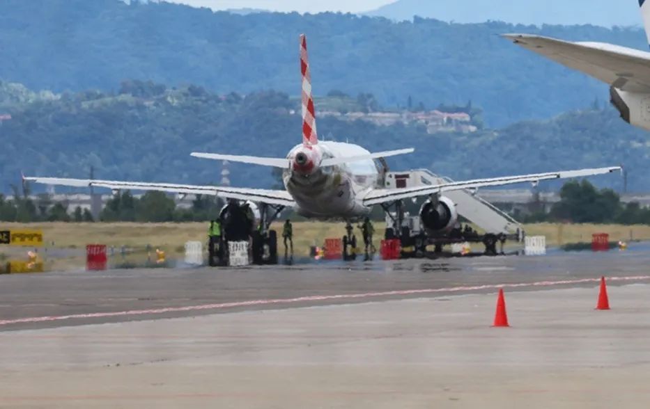 意大利一机场发生跑道事故,暂停航班起降!“有人被吸入飞机发动机” 意大利一机场发生跑道事故,暂停航班起降!“有人被吸入飞机发动机”