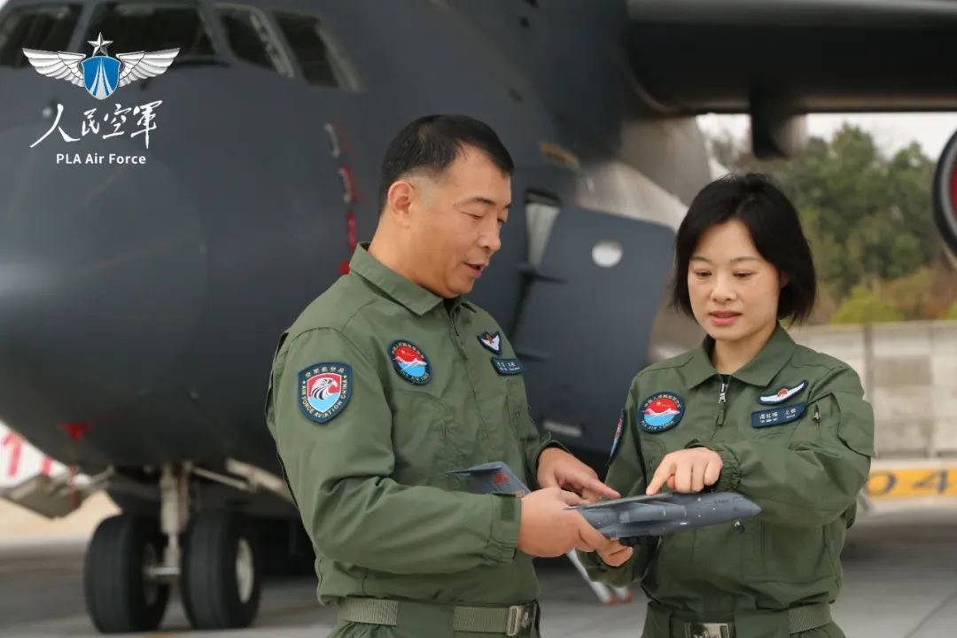 太帅了!这夫妻俩都是空军飞行员 太帅了!这夫妻俩都是空军飞行员