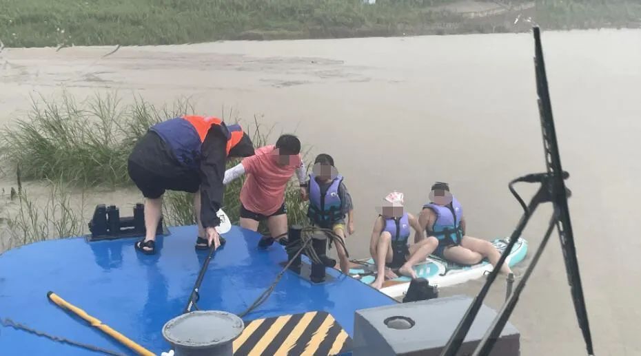 暴雨致四人被困江中 航道工作人员紧急救援 暴雨致四人被困江中 航道工作人员紧急救援