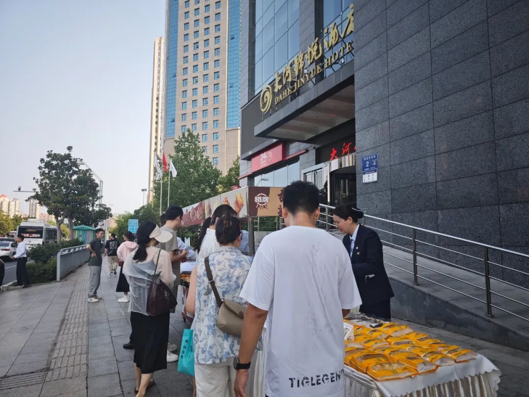 爆了！一小时卖光，排队都抢不到！河南多家星级酒店摆摊火了