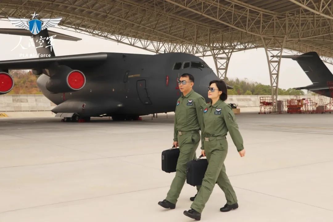 太帅了!这夫妻俩都是空军飞行员 太帅了!这夫妻俩都是空军飞行员