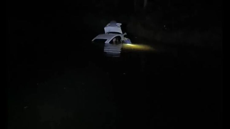 凌晨时分，夜钓男子发现一轿车落水后……