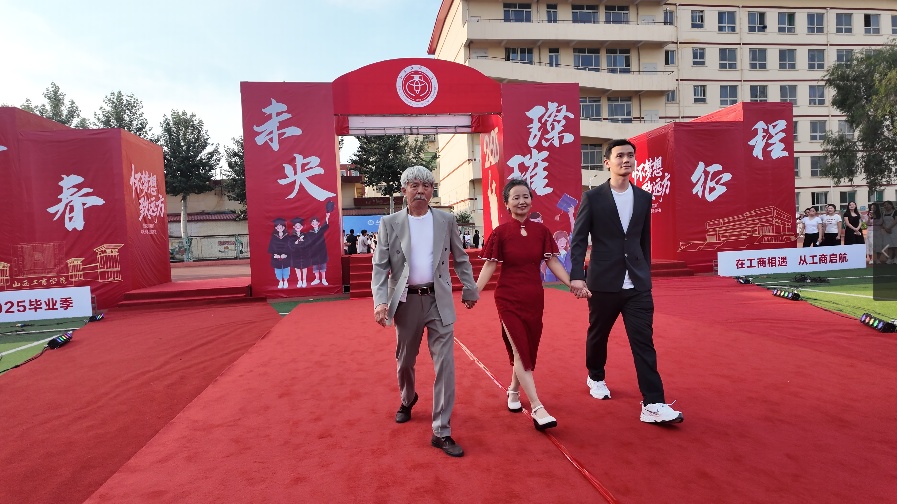 考研过线、收到两份工作offer……55岁“银发学姐”圆梦了! 考研过线、收到两份工作offer……55岁“银发学姐”圆梦了!