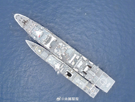 超硬核！战舰劈波斩浪与彩虹同框