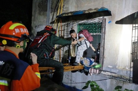 “危险，都淹到二楼了！” 消防员奋战7小时疏散转移150余人