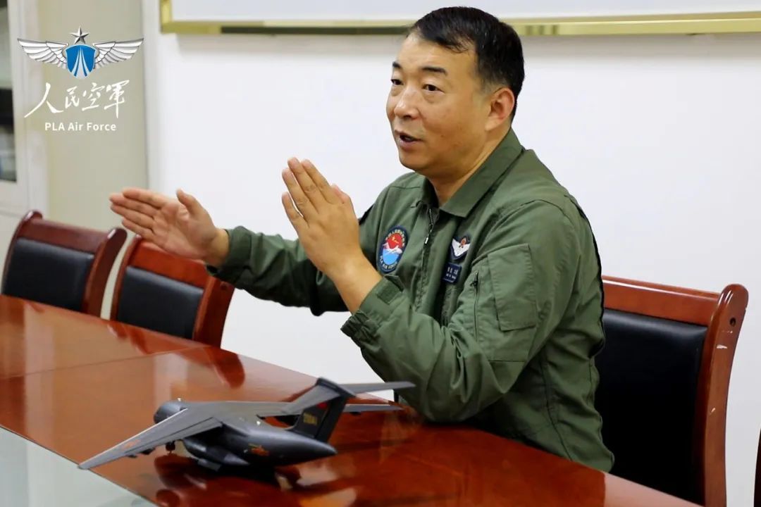 太帅了!这夫妻俩都是空军飞行员 太帅了!这夫妻俩都是空军飞行员