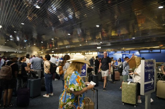 美国机场安检不再要求“脱鞋” 美国机场安检不再要求“脱鞋”