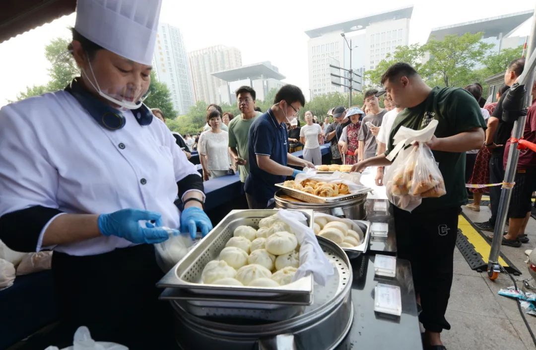爆了！一小时卖光，排队都抢不到！河南多家星级酒店摆摊火了