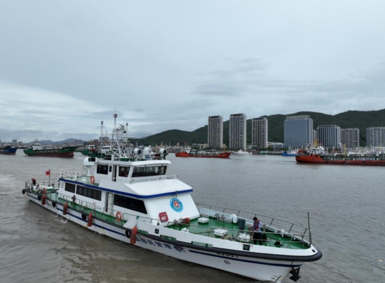 台风“丹娜丝”来袭 筑牢海上防台屏障