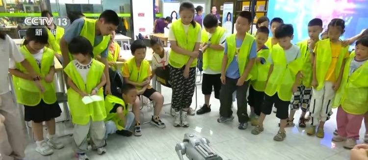 “苏超”队员教踢球！多地暑托班开班 孩子们喜欢这些课