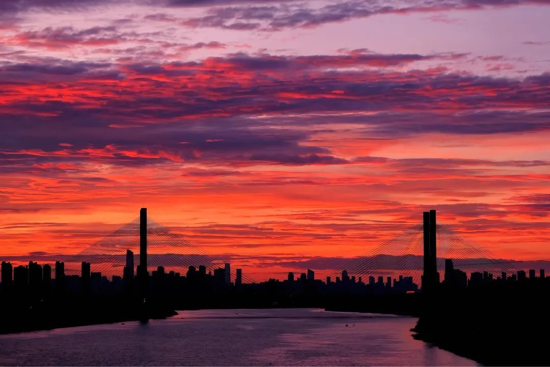 今早武汉上空骤然出现！不少网友直呼“世纪一幕”