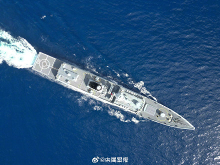 超硬核！战舰劈波斩浪与彩虹同框