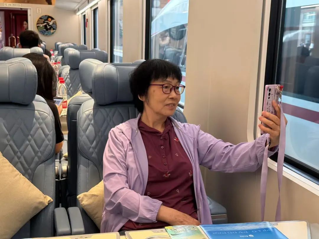 移动观景客厅!京津冀首趟观光旅游列车启程 移动观景客厅!京津冀首趟观光旅游列车启程