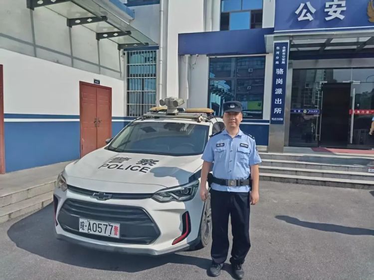 凌晨时分，夜钓男子发现一轿车落水后……