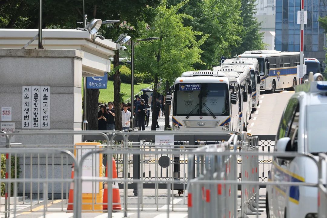 尹锡悦乘车抵达步入法院 会否再被拘留今晚或见分晓 尹锡悦乘车抵达步入法院 会否再被拘留今晚或见分晓