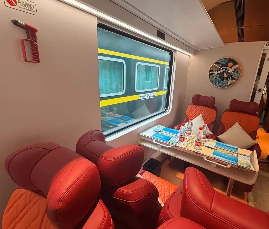 移动观景客厅!京津冀首趟观光旅游列车启程 移动观景客厅!京津冀首趟观光旅游列车启程