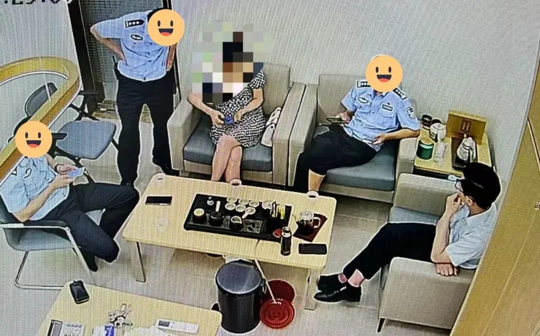 她把500万元现金放进手提箱,准备发个快递...... 她把500万元现金放进手提箱,准备发个快递......