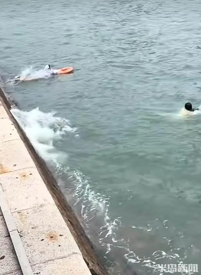 青岛栈桥附近,女孩落水挣扎起伏!57岁“玉米姐”跳海1分钟拽回 青岛栈桥附近,女孩落水挣扎起伏!57岁“玉米姐”跳海1分钟拽回