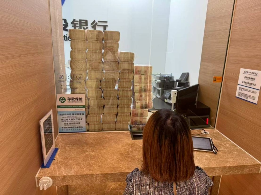 她把500万元现金放进手提箱,准备发个快递...... 她把500万元现金放进手提箱,准备发个快递......