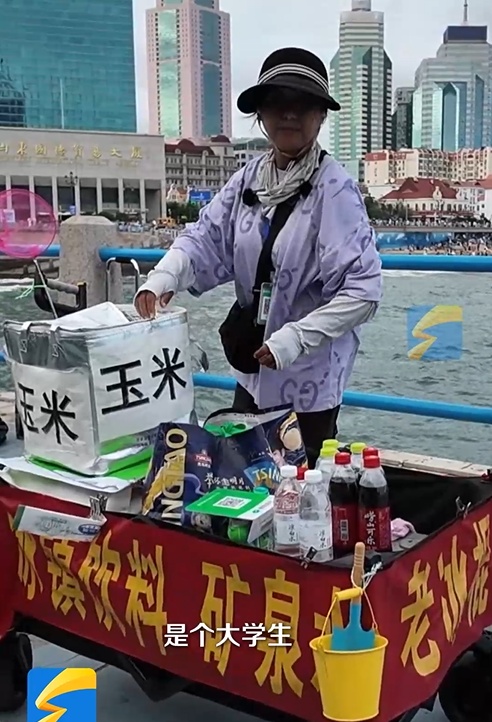 为栈桥“玉米阿姨”点赞!57岁刘玉荣纵身一跃救下落水女游客 为栈桥“玉米阿姨”点赞!57岁刘玉荣纵身一跃救下落水女游客