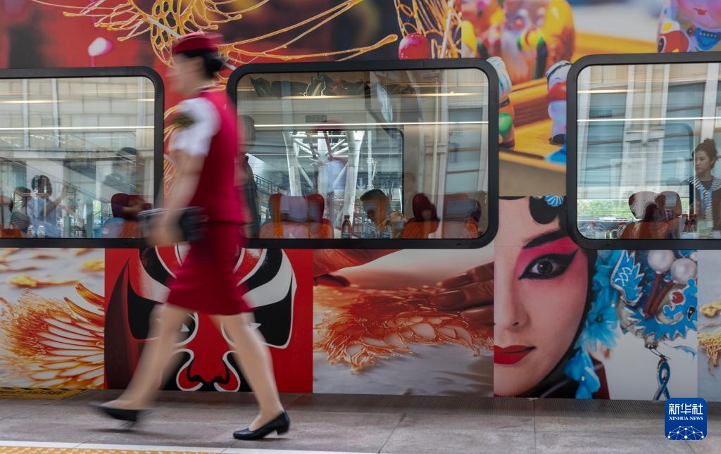 京津冀首列观光旅游列车“星光·燕赵号”在京发车