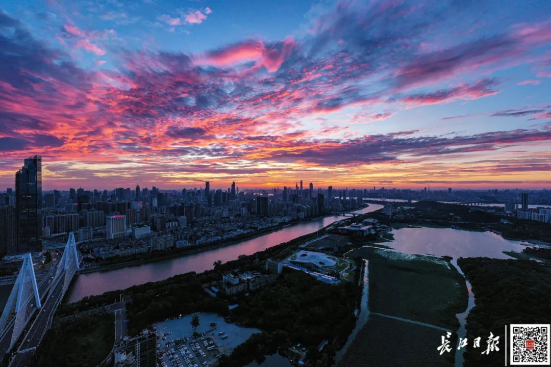 今早武汉上空骤然出现！不少网友直呼“世纪一幕”