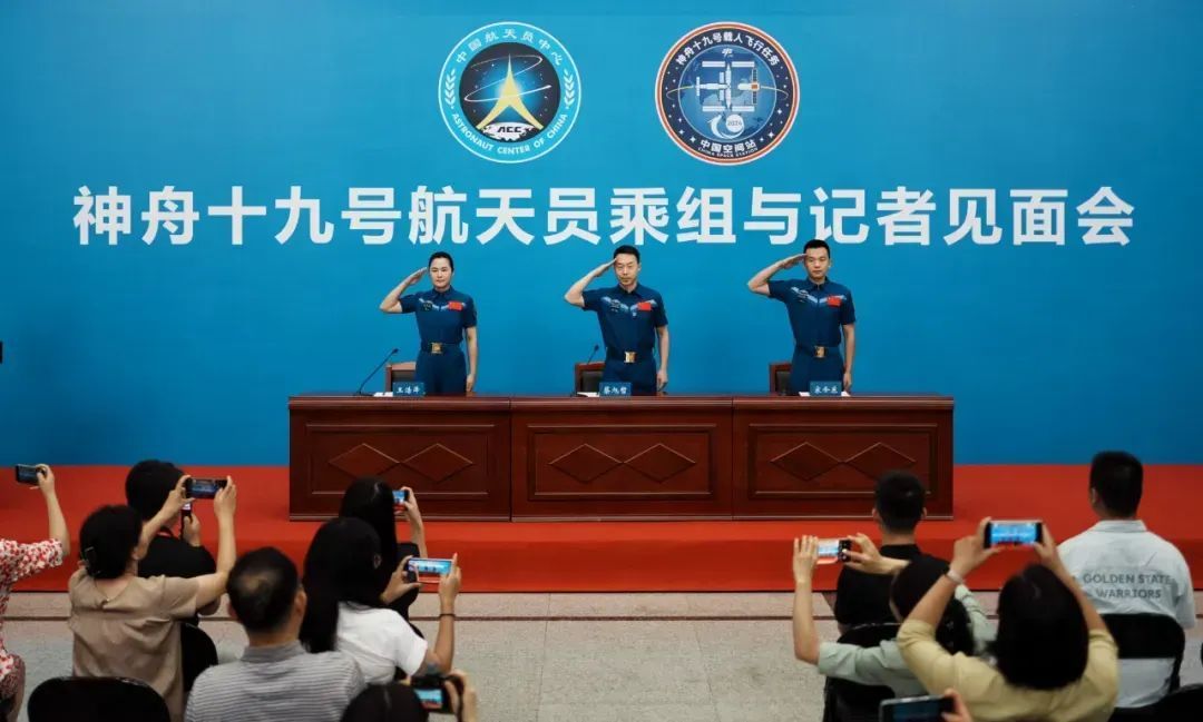 神十九航天员太空归来后首次公开亮相 神十九航天员太空归来后首次公开亮相