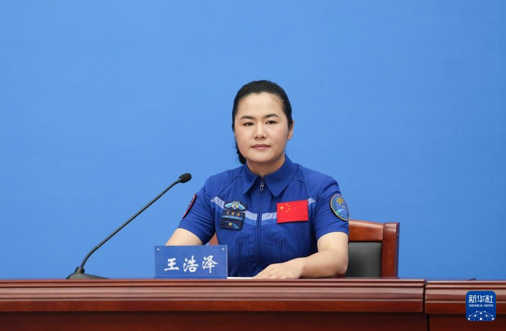 神十九航天员太空归来后首次公开亮相