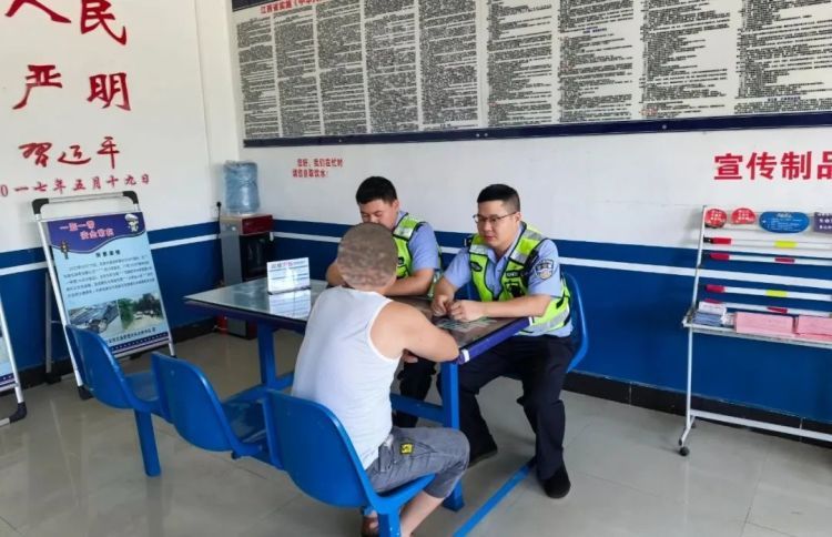 怀抱婴儿驾车,无知男子被处罚! 怀抱婴儿驾车,无知男子被处罚!