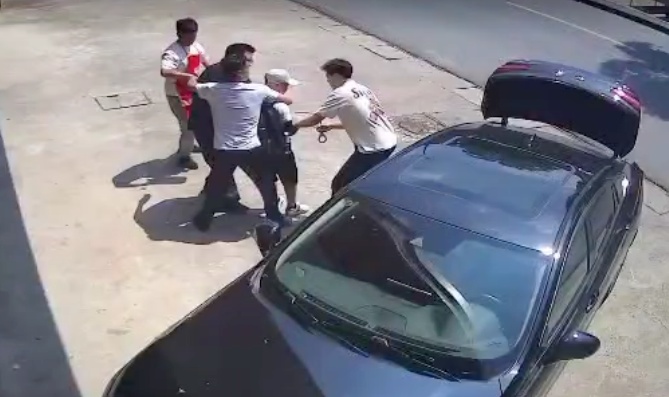 现金交接现场，警察一把按住嫌疑人……