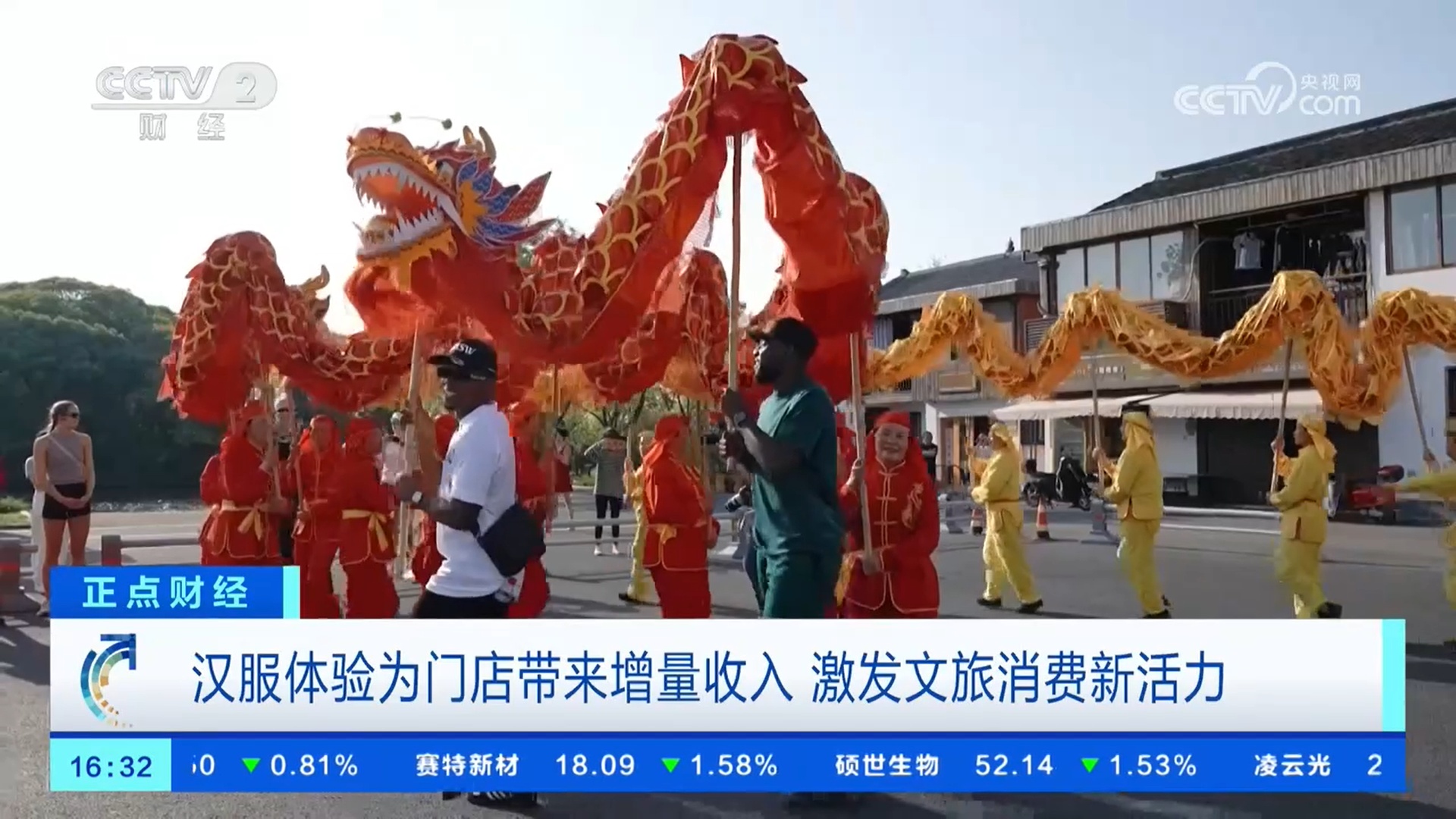 穿汉服逛古镇古村落 外国游客沉浸体验中国文化 穿汉服逛古镇古村落 外国游客沉浸体验中国文化