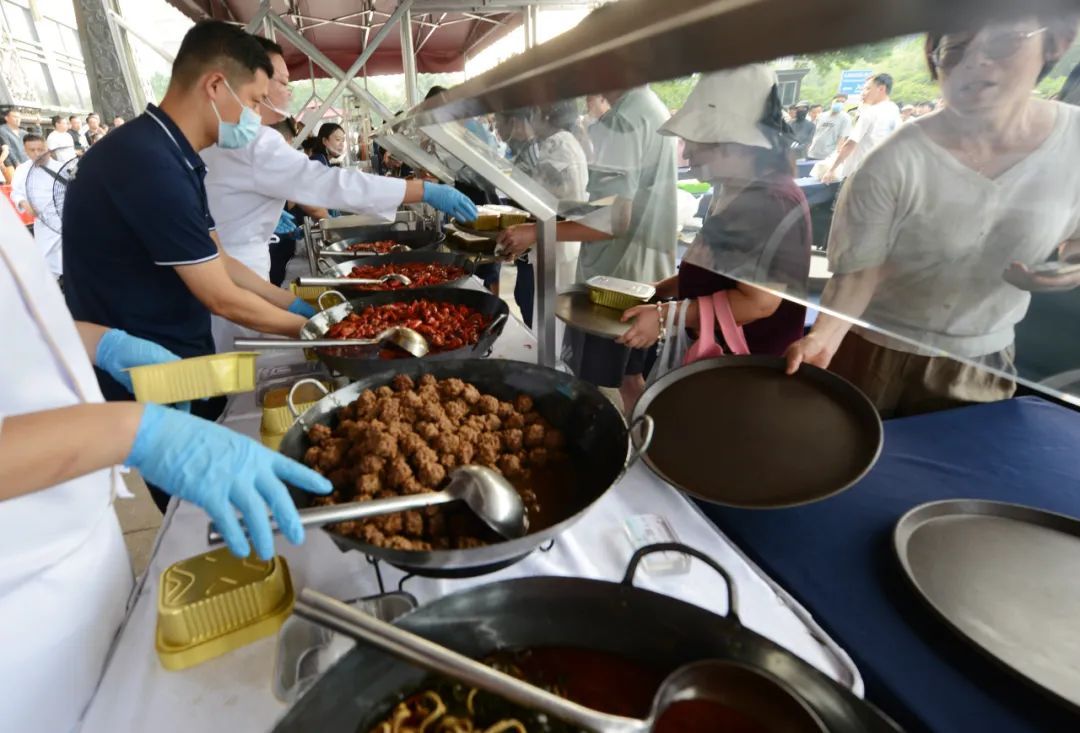 爆了！一小时卖光，排队都抢不到！河南多家星级酒店摆摊火了