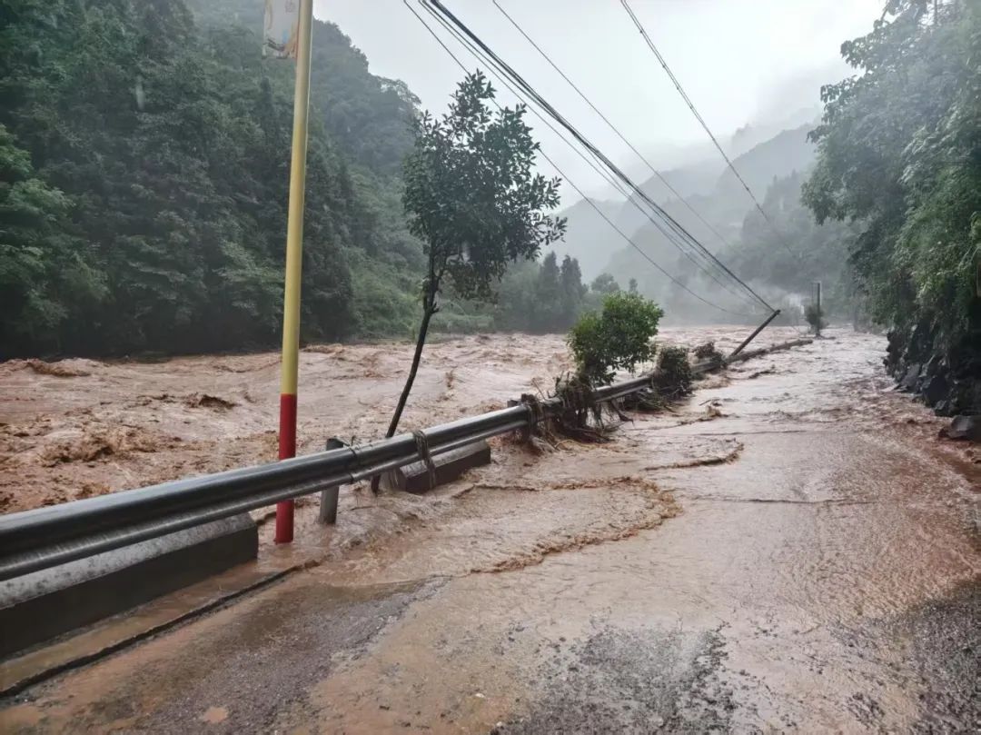 中到大雨局部暴雨、大暴雨……云南多地遭遇强降雨，消防出动抢险救援，未来几天天气→