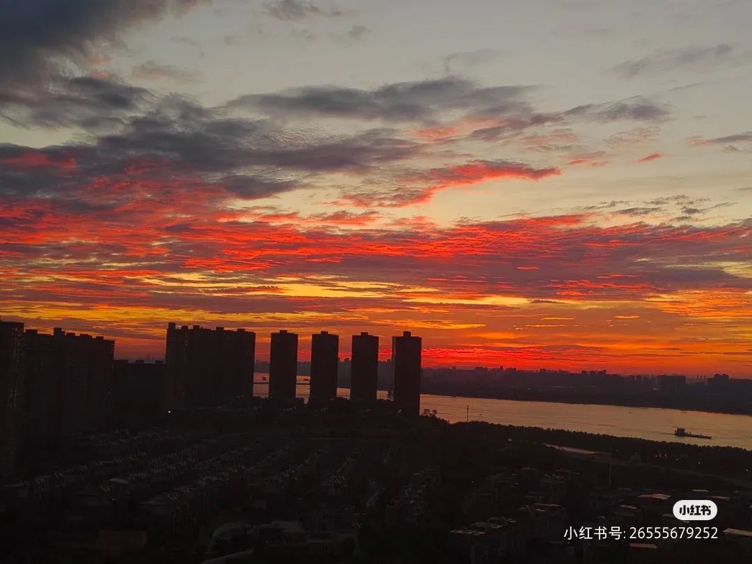 今早武汉上空骤然出现！不少网友直呼“世纪一幕”