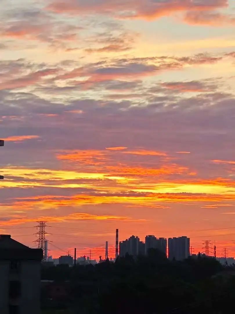 今早武汉上空骤然出现！不少网友直呼“世纪一幕”