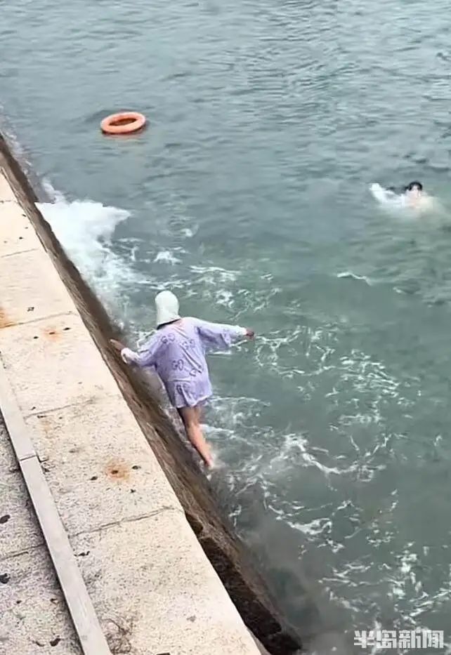 青岛栈桥附近,女孩落水挣扎起伏!57岁“玉米姐”跳海1分钟拽回 青岛栈桥附近,女孩落水挣扎起伏!57岁“玉米姐”跳海1分钟拽回