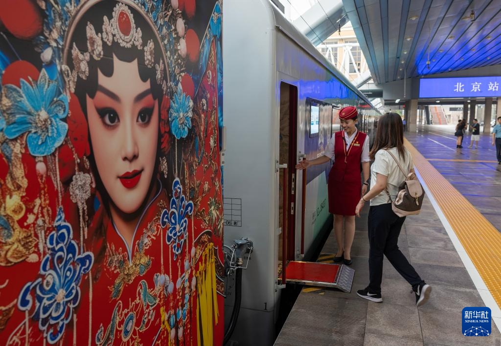 京津冀首列观光旅游列车“星光·燕赵号”在京发车