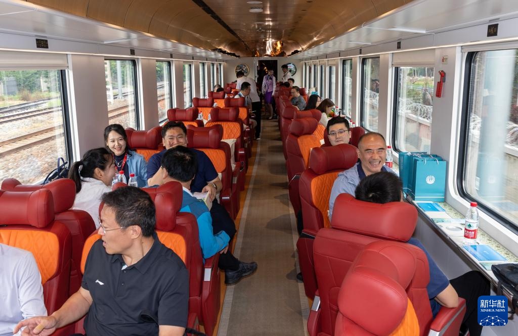 京津冀首列观光旅游列车“星光·燕赵号”在京发车
