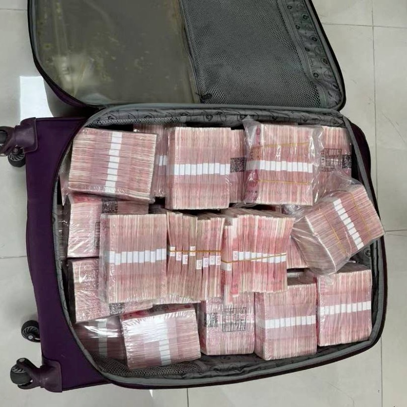 她把500万元现金放进手提箱,准备发个快递...... 她把500万元现金放进手提箱,准备发个快递......