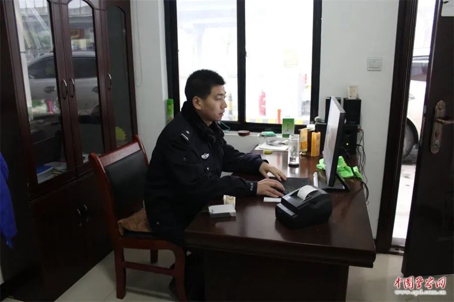 他用身体挡住尖刀！母亲心碎：“傻儿子，咋不知道躲呢？”