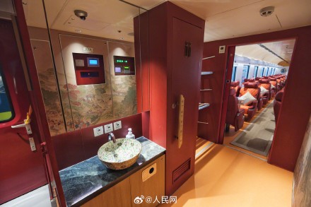 京津冀首列观光旅游列车正式运营