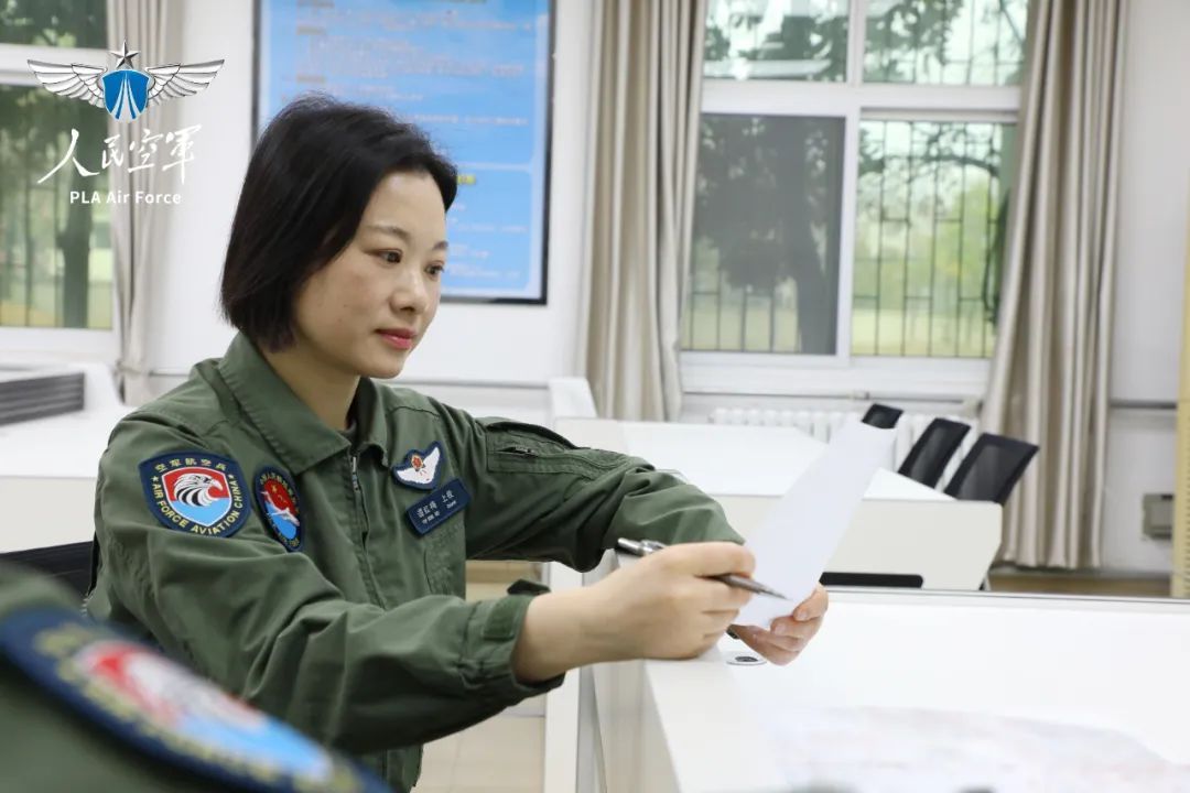 太帅了!这夫妻俩都是空军飞行员 太帅了!这夫妻俩都是空军飞行员