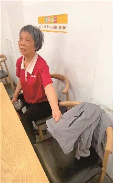 是谁在粉店落下上千元现金？南宁78岁老人苦等失主两个多小时