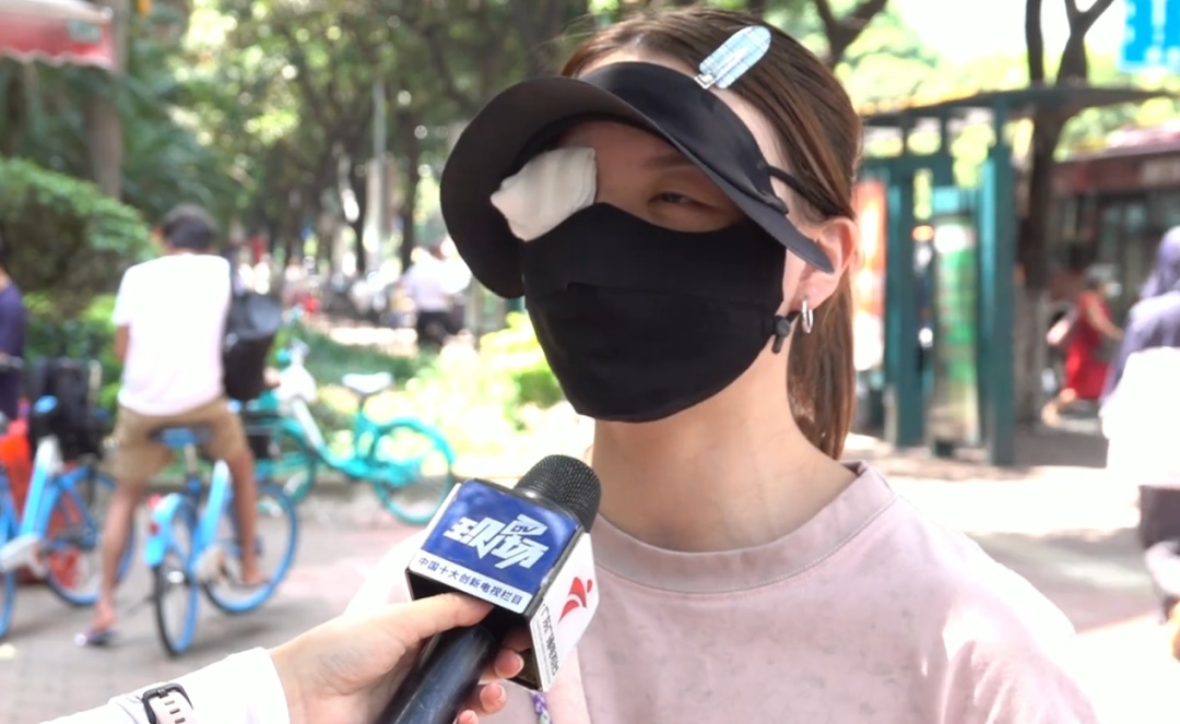 绿化芒从4层楼高树上掉落，路过女子右眼被砸伤