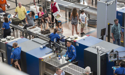 20年严规松绑 美国终止机场安检强制旅客脱鞋规定