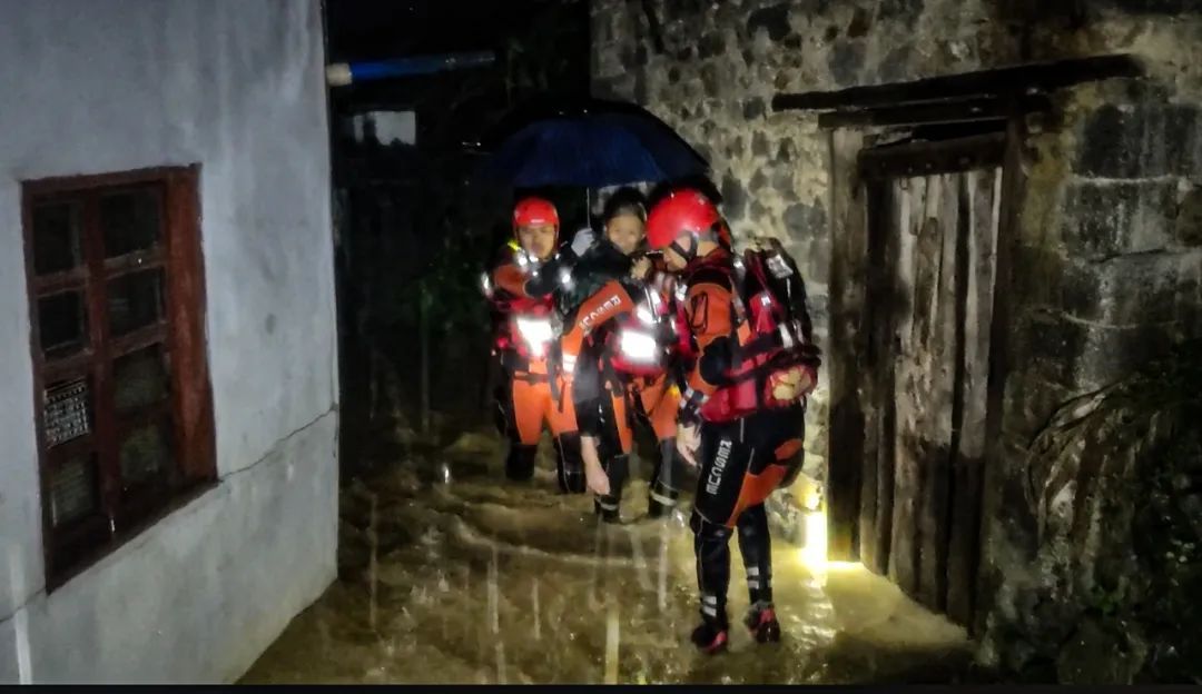 中到大雨局部暴雨、大暴雨……云南多地遭遇强降雨，消防出动抢险救援，未来几天天气→
